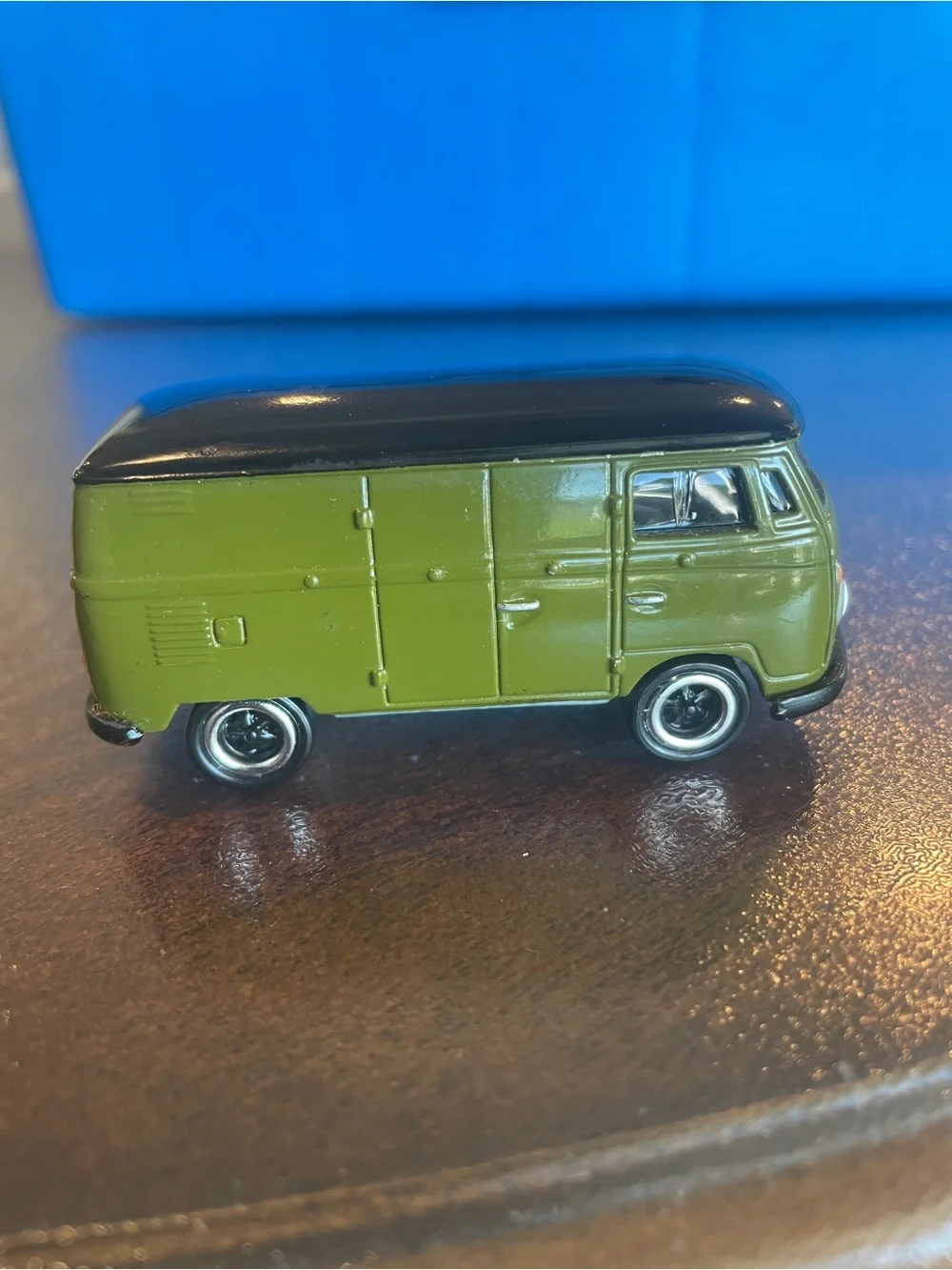 Johnny Lightning 1965 Volkswagen type 2 Van . ARMY Green and black